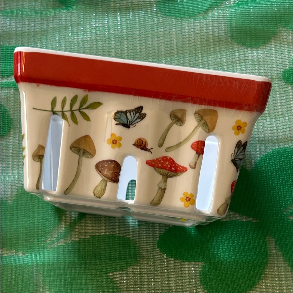Mushroom Berry Basket + Poppy 3 Flower Melamine Serveware Set of 2 New With Tags - Picture 3 of 9